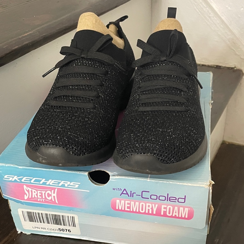 Women’s skechers Black Stretch Fit Sneakers size 10 no shoe laces